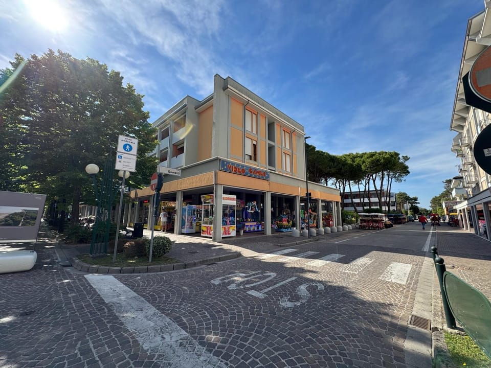 Property building, Facade/entrance, City view