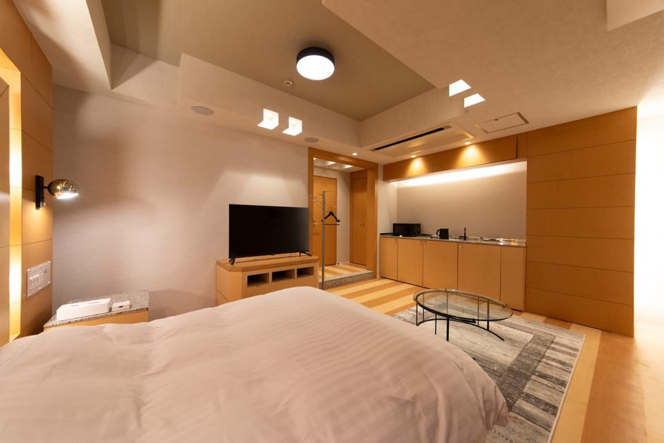 Bed, TV and multimedia, Photo of the whole room, Bedroom