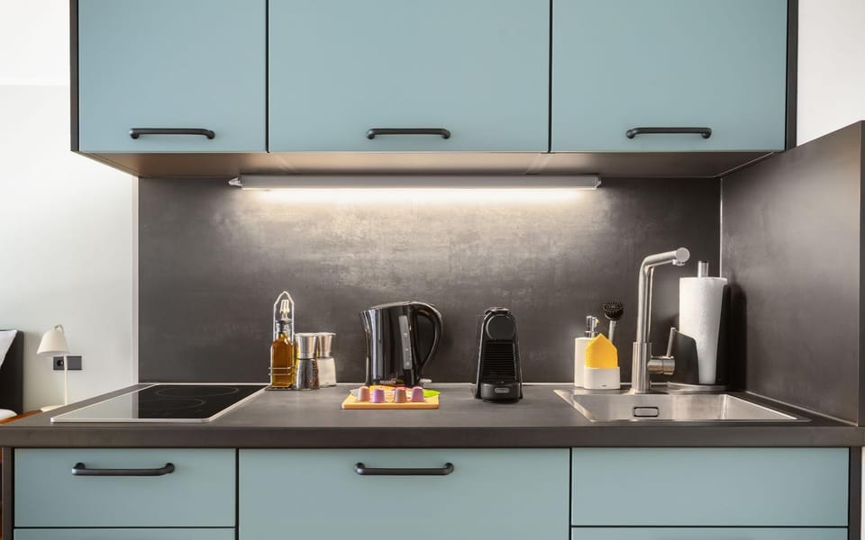 Coffee/tea facilities, Kitchen or kitchenette, stove
