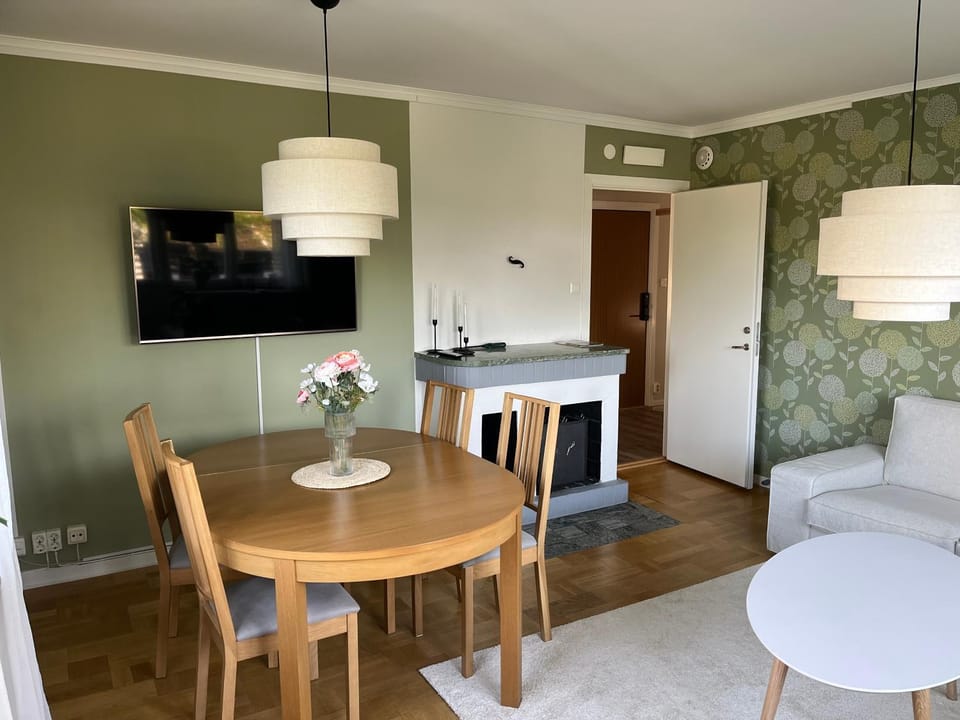 TV and multimedia, Living room, Seating area, Dining area