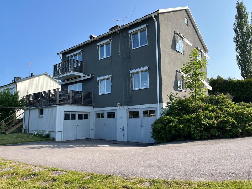 Property building, Day