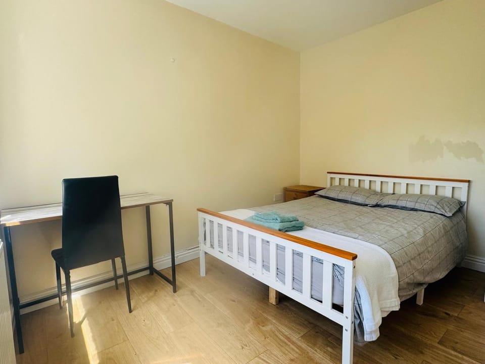 Free parking with spacious double bedrooms near Abby Wood for Elizabeth Line and Network Rail Bed and Breakfast in London