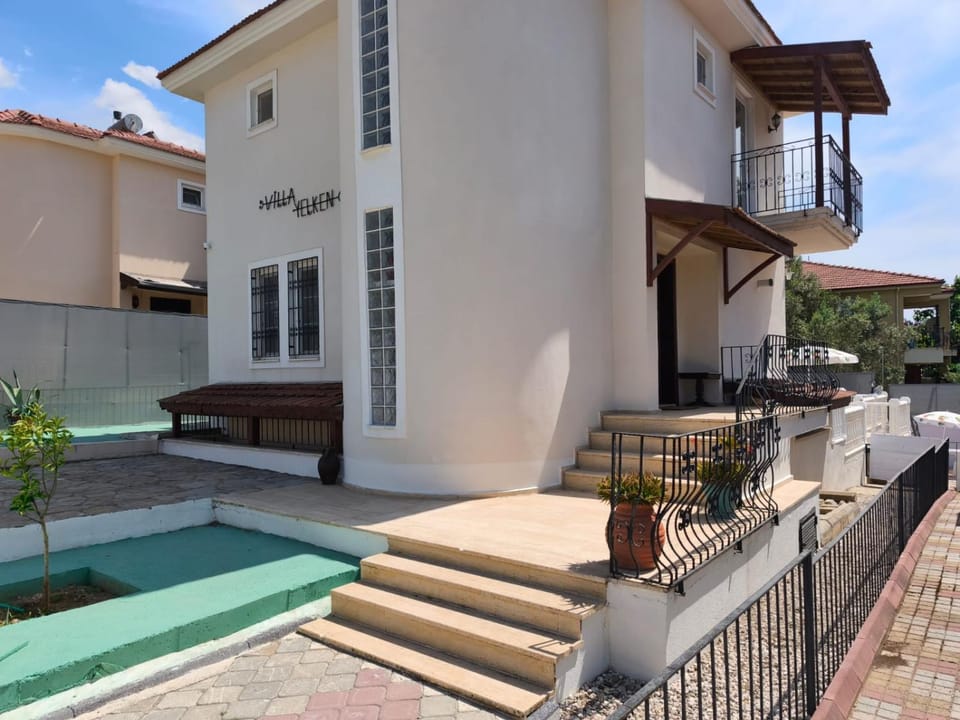 Property building, Patio, Day, Parking