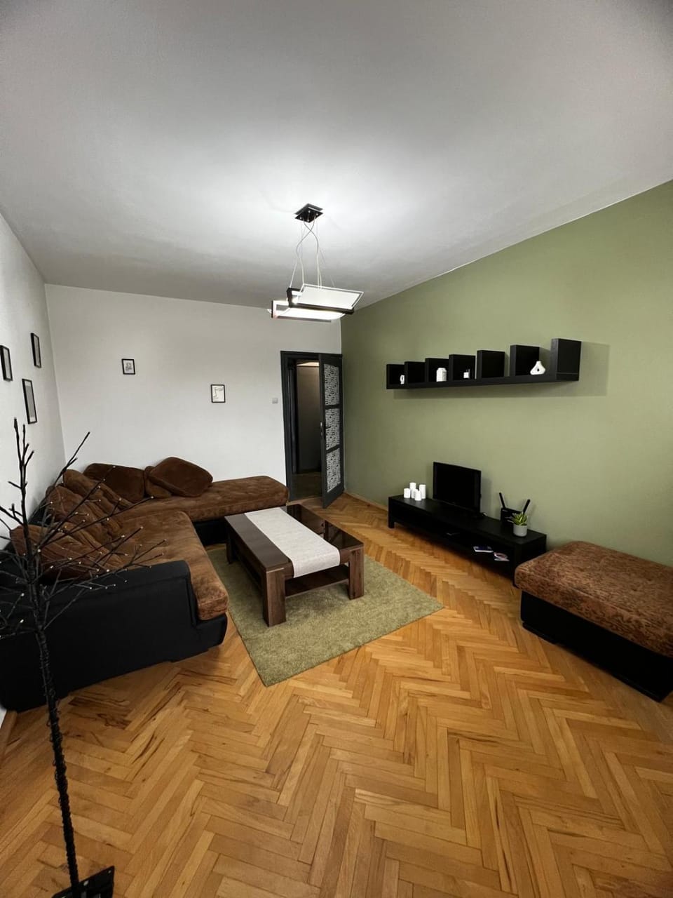 TV and multimedia, Living room, Photo of the whole room, Seating area, Bedroom