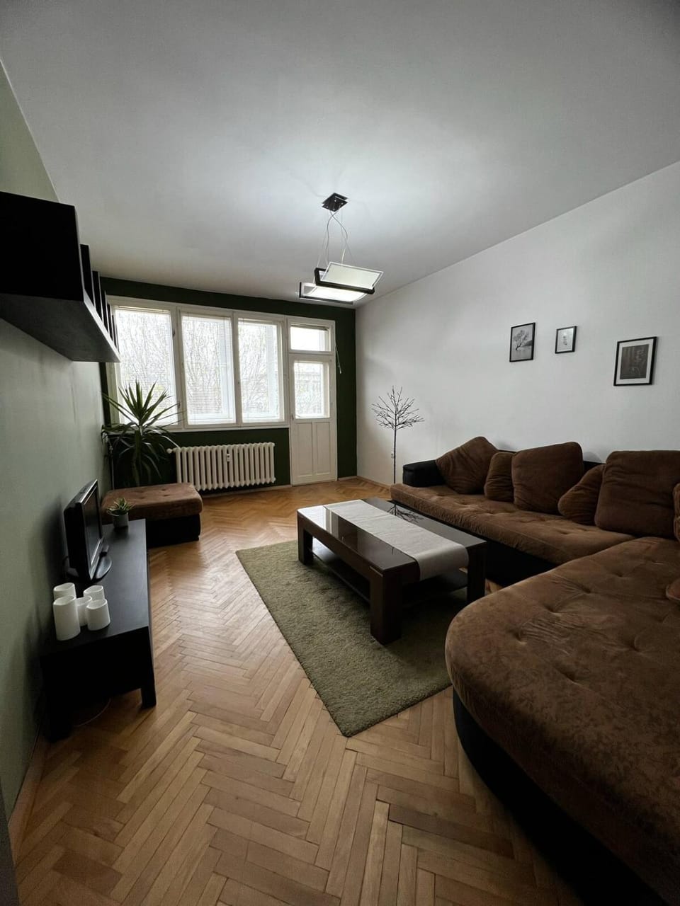 Bed, TV and multimedia, Living room, Photo of the whole room, Seating area, Bedroom, internet