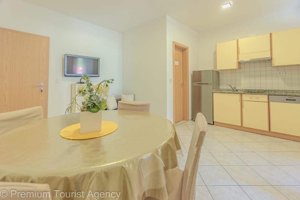 TV and multimedia, Kitchen or kitchenette, Seating area, Dining area, stove