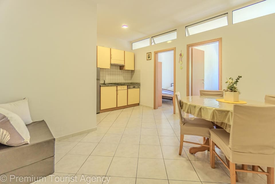 Kitchen or kitchenette, Dining area, stove