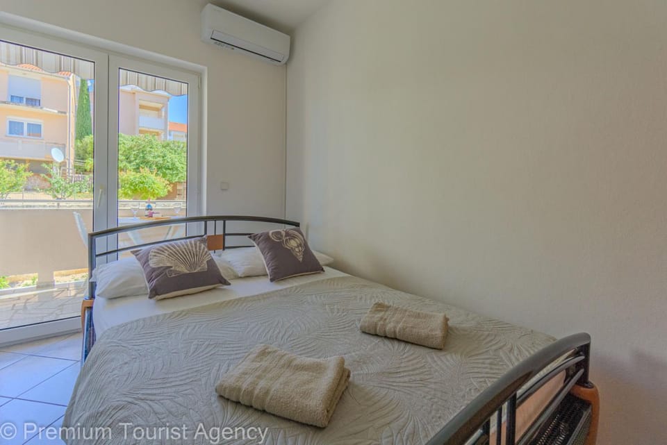 Bed, Bedroom, towels, air conditioner