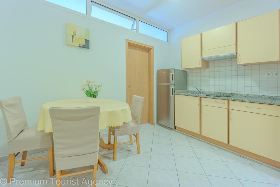 Kitchen or kitchenette, Seating area, Dining area, stove