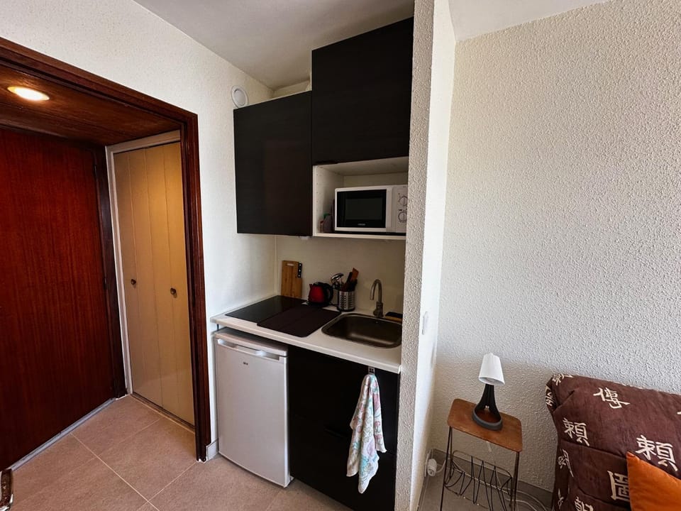 Kitchen or kitchenette, Dining area, stove