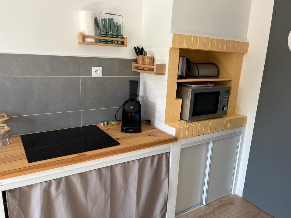 Kitchen or kitchenette, stove, kitchen