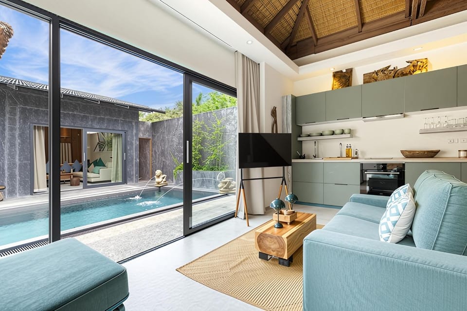 Communal lounge/ TV room, TV and multimedia, View (from property/room), Living room, Pool view