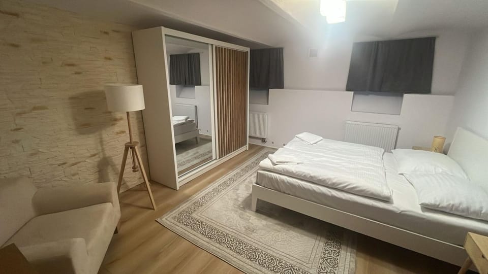 Photo of the whole room, Bedroom, wardrobe