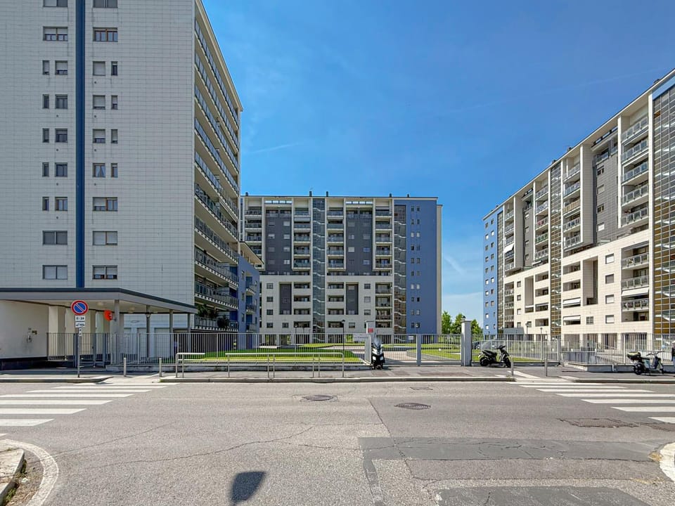 Property building, Day, Neighbourhood, City view, Street view, Location, Parking