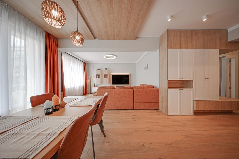 TV and multimedia, Living room, Seating area, Dining area