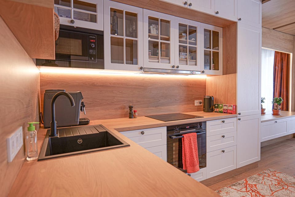 Coffee/tea facilities, Kitchen or kitchenette, microwave, oven, stove