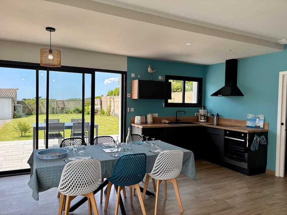 Property building, Kitchen or kitchenette, Living room