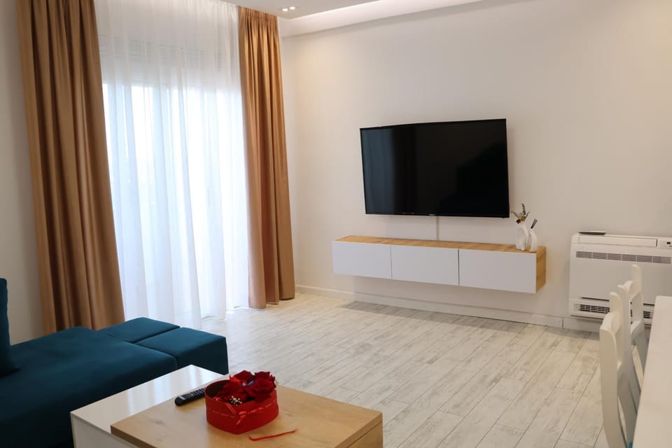 TV and multimedia, Living room, Evening entertainment
