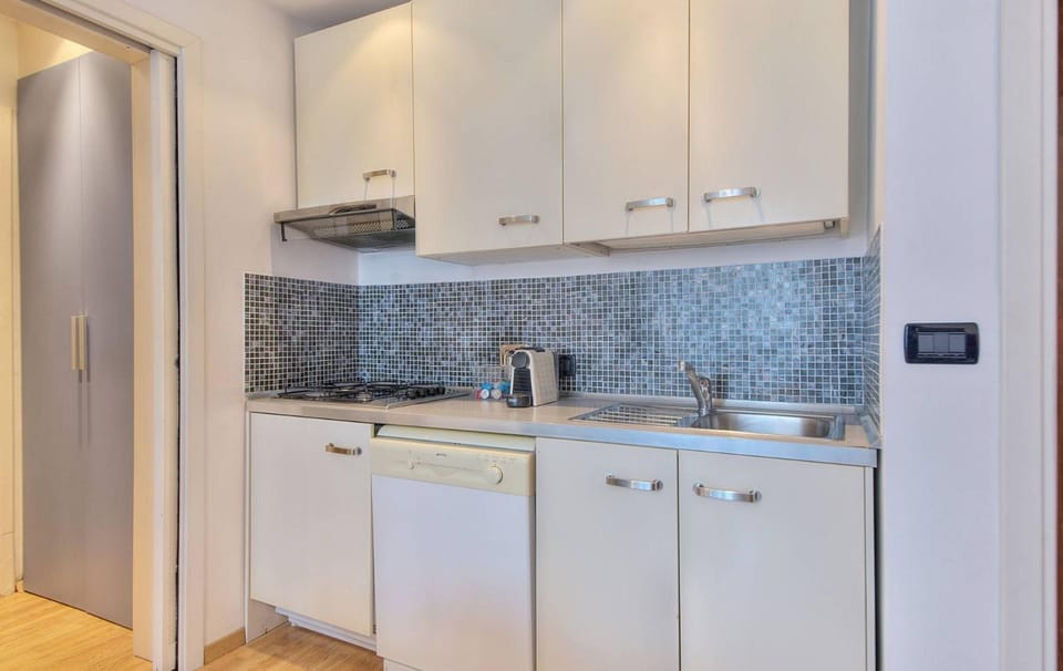 Coffee/tea facilities, Kitchen or kitchenette, dishwasher, stove