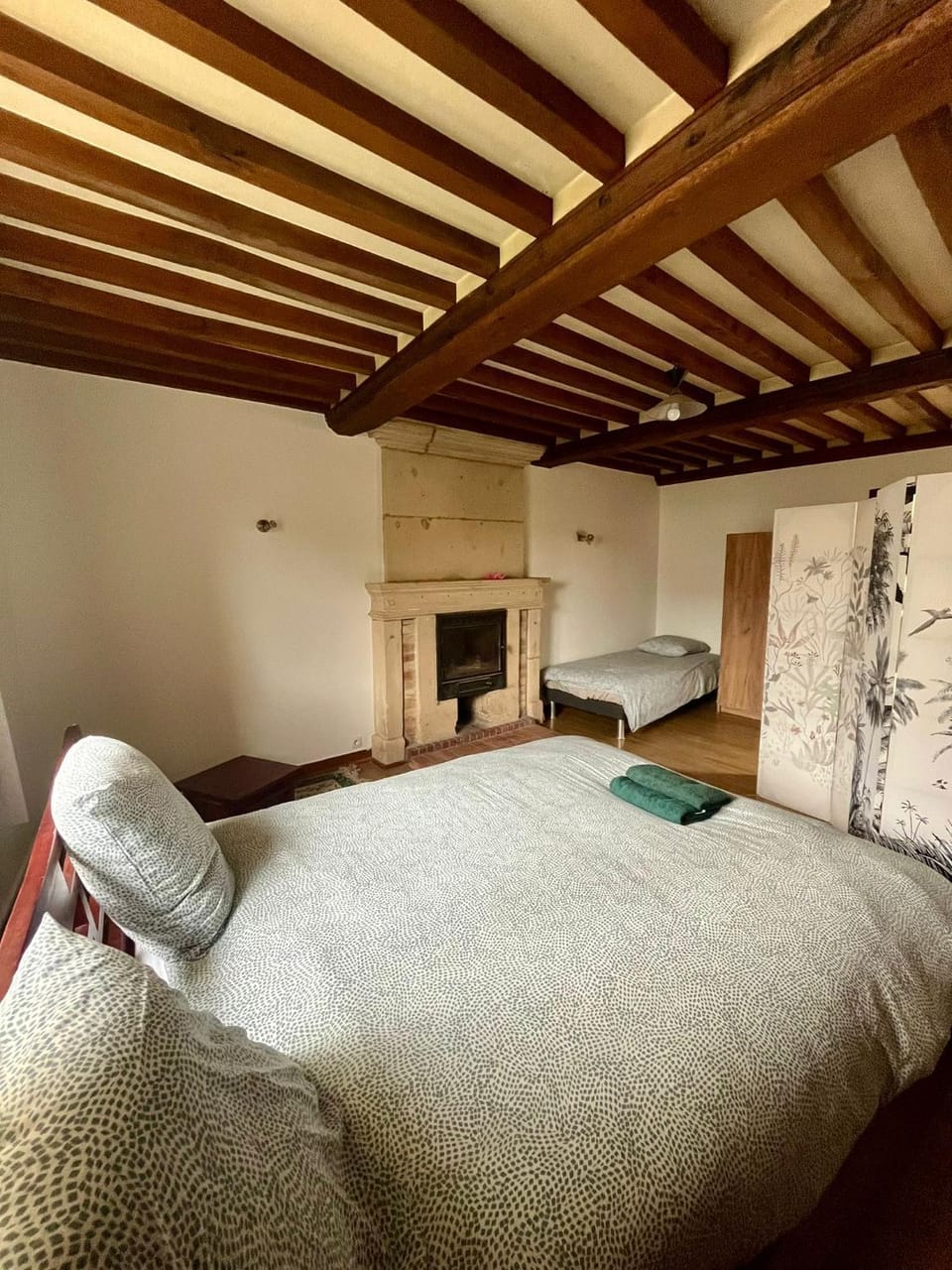 Photo of the whole room, Bedroom