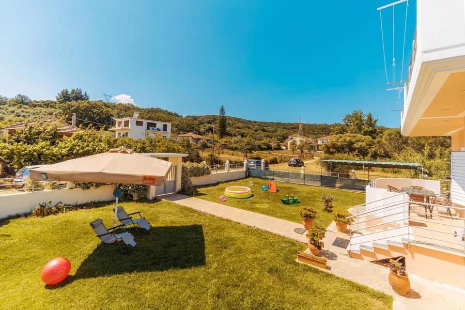 Property building, Day, Natural landscape, Garden, Garden view, sunbed