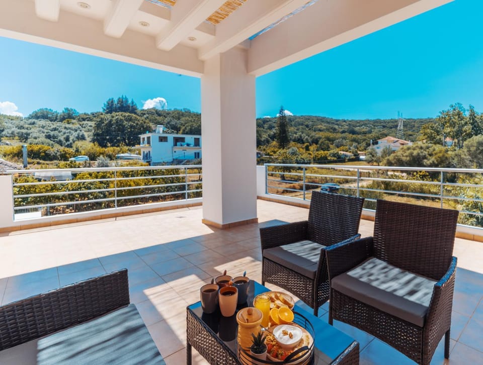 Patio, Day, Natural landscape, View (from property/room), Balcony/Terrace, Food and drinks, Seating area, Dining area, Food
