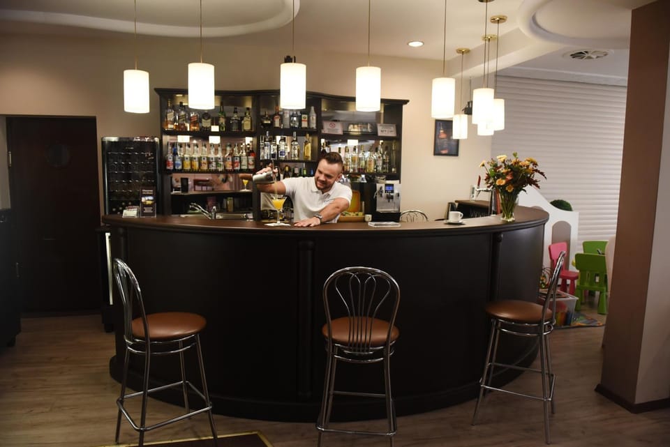 Restaurant/places to eat, People, Lounge or bar, Alcoholic drinks, Non alcoholic drinks, Family