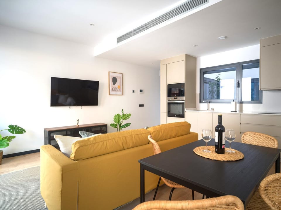TV and multimedia, Living room, Seating area, Dining area