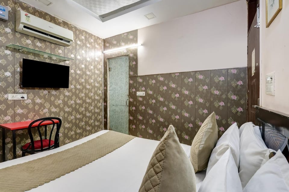 Bed, TV and multimedia, Photo of the whole room, Seating area, Bedroom, air conditioner