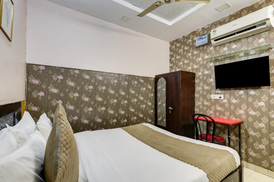 Bed, Photo of the whole room, Seating area, Bedroom, air conditioner