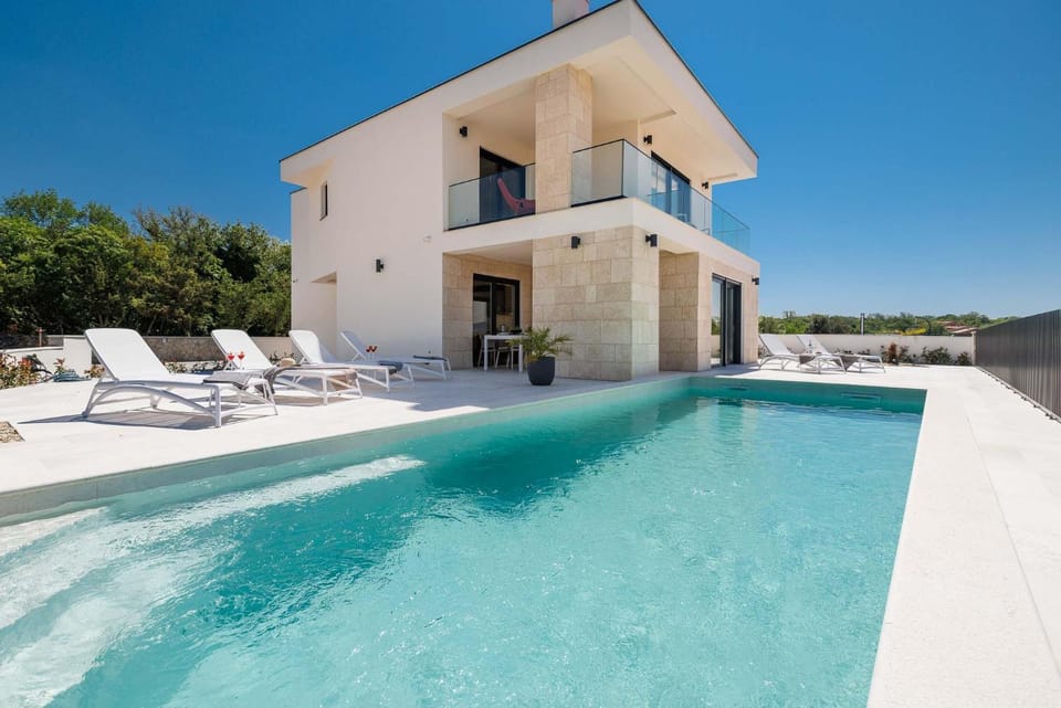 Property building, Day, Swimming pool, sunbed