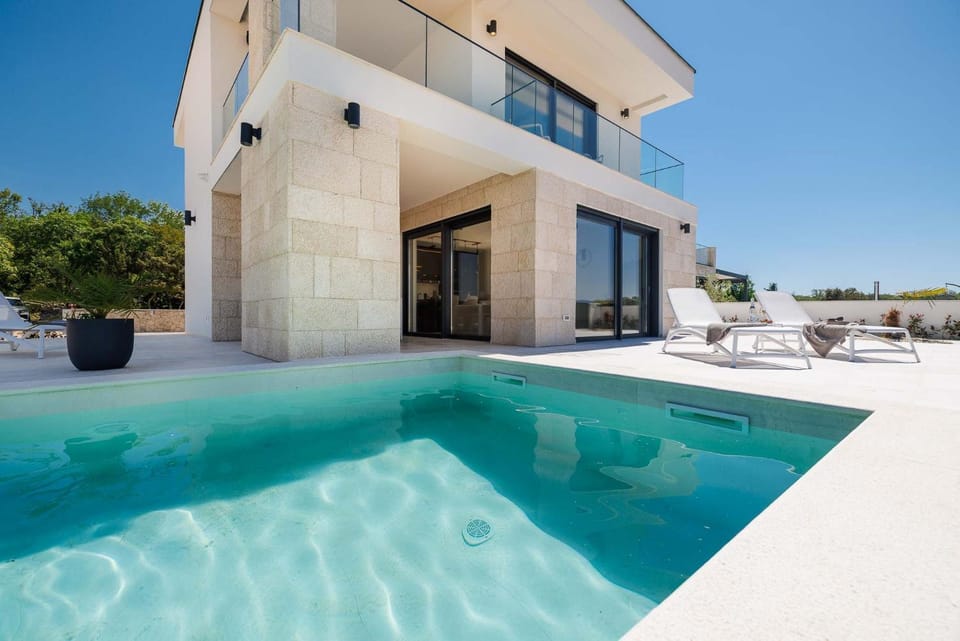 Property building, Swimming pool, sunbed