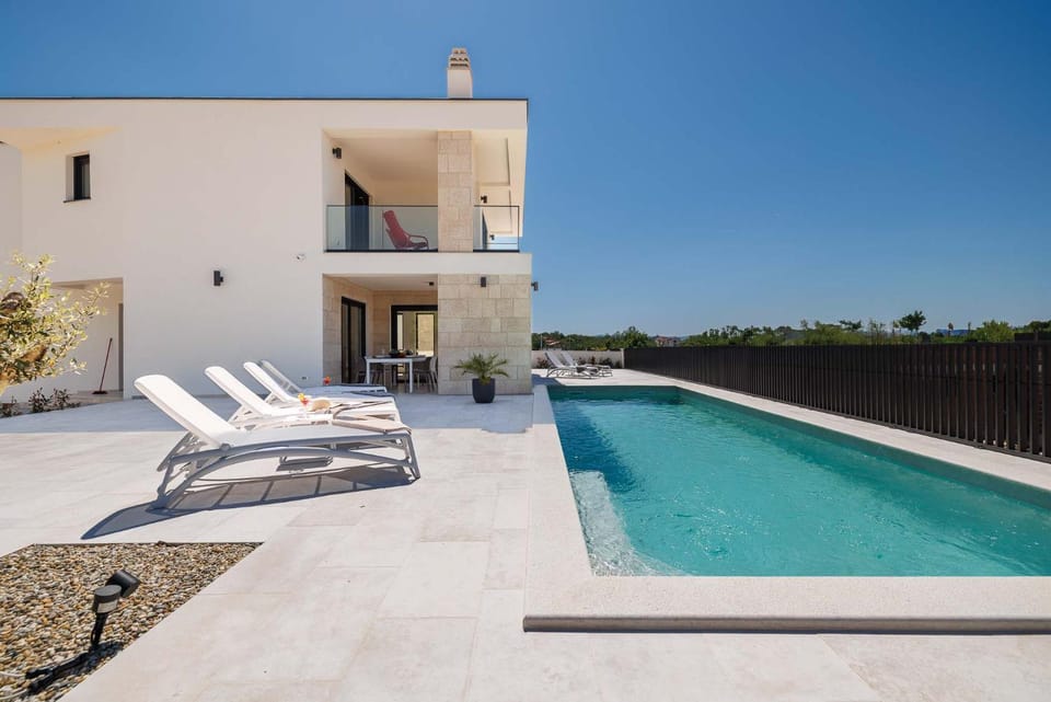 Property building, Swimming pool, sunbed
