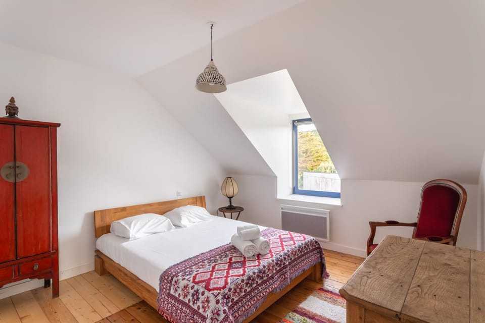 Bed, Photo of the whole room, Bedroom