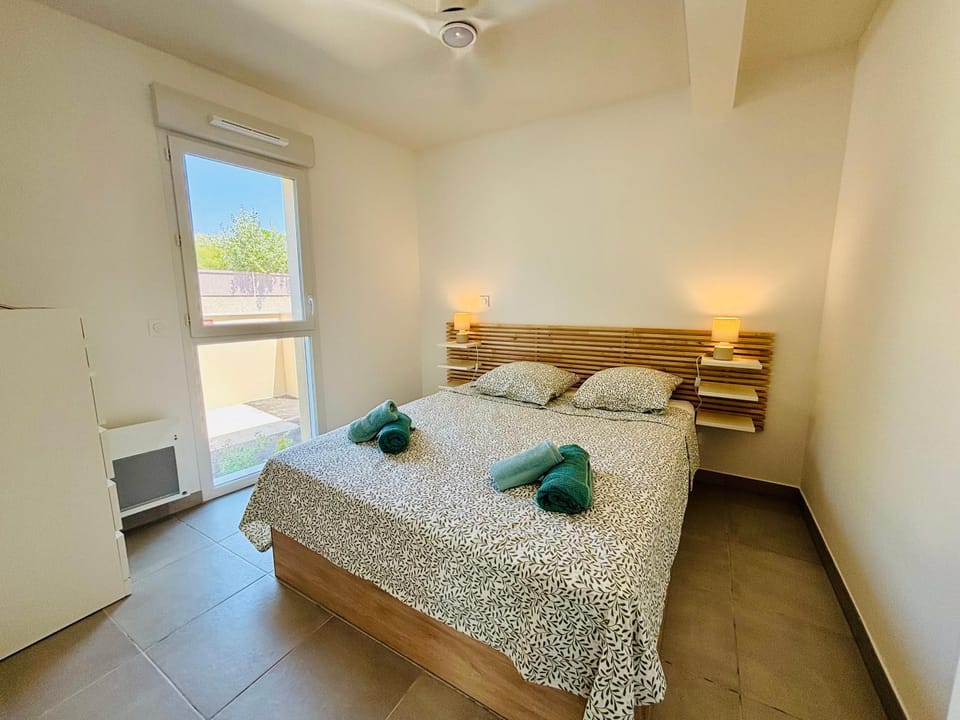 Bed, Photo of the whole room, Bedroom, towels