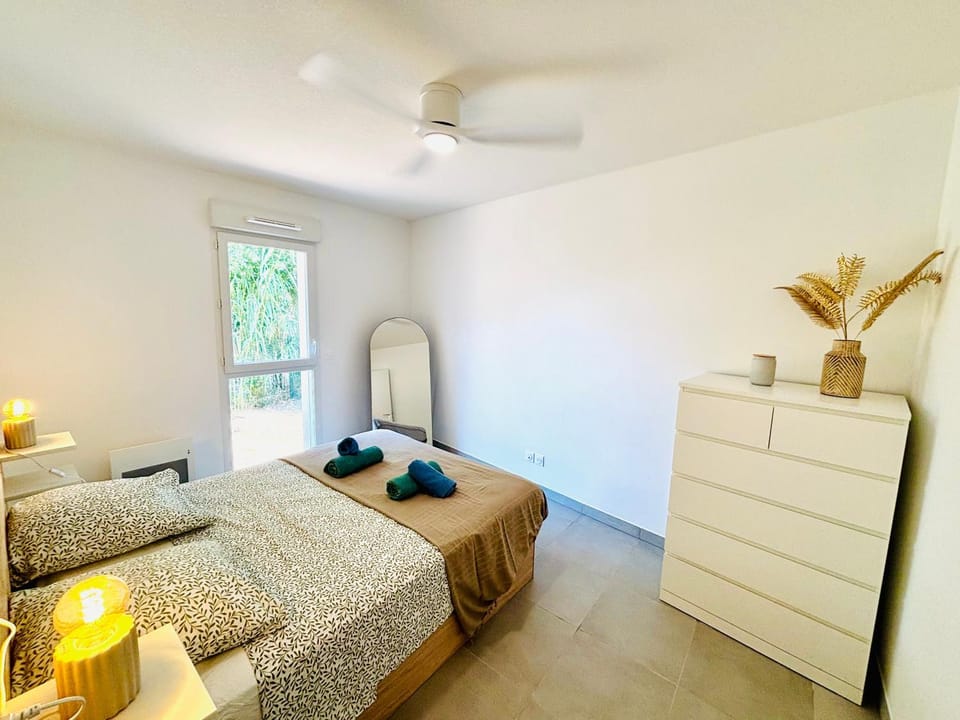 Bed, Photo of the whole room, Bedroom, storage, towels