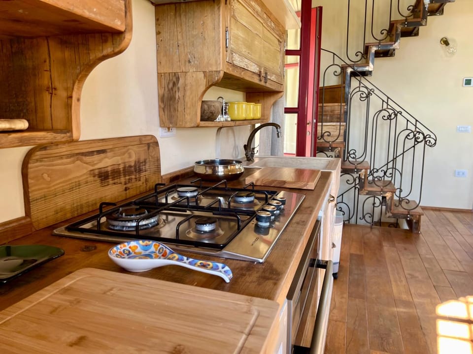 Kitchen or kitchenette, dishwasher, stove
