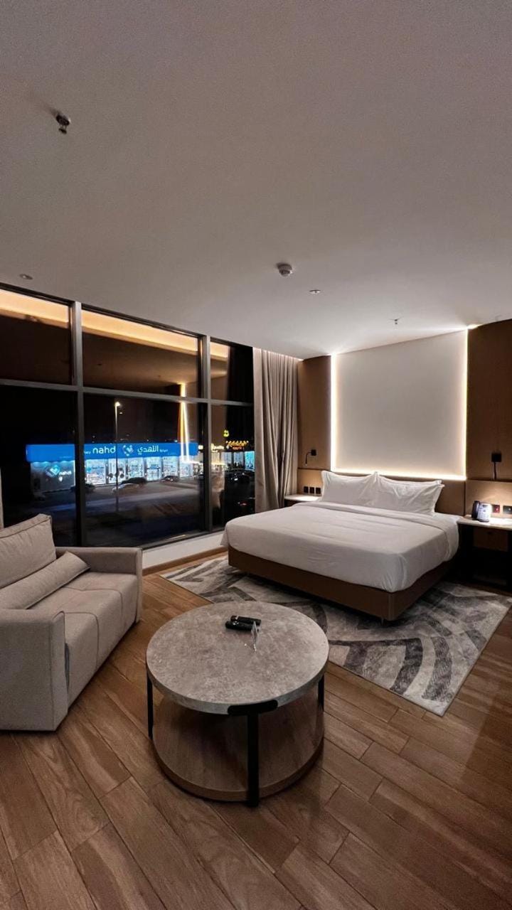 Bed, Living room, Photo of the whole room, Seating area, Bedroom