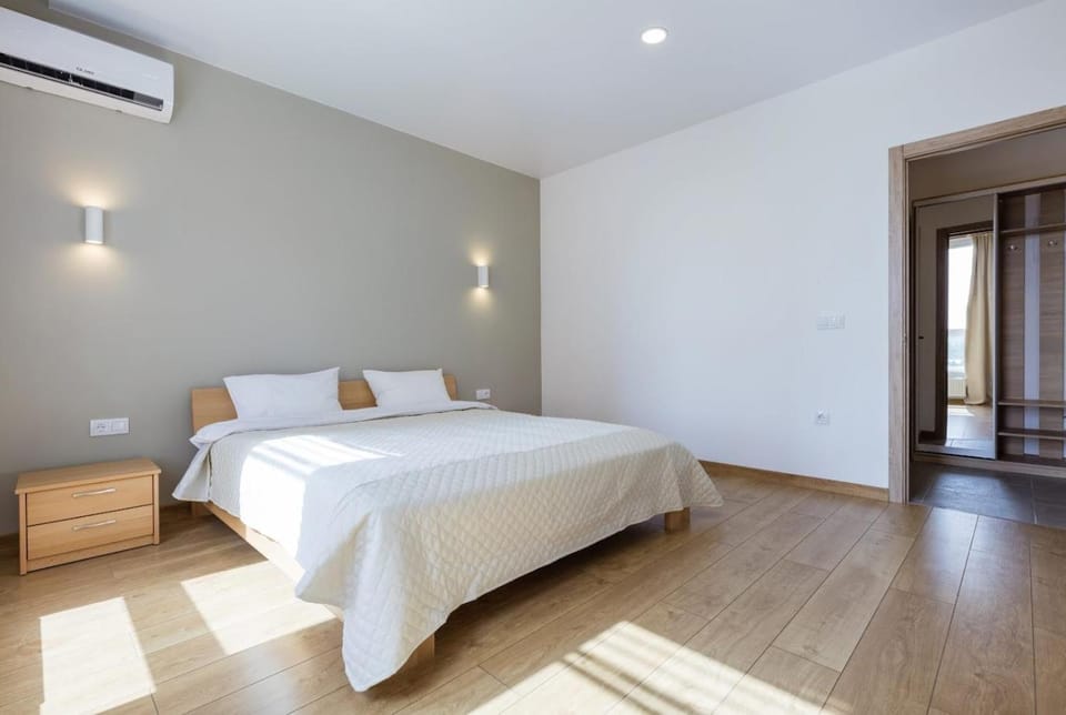 Bed, Photo of the whole room, Bedroom, air conditioner