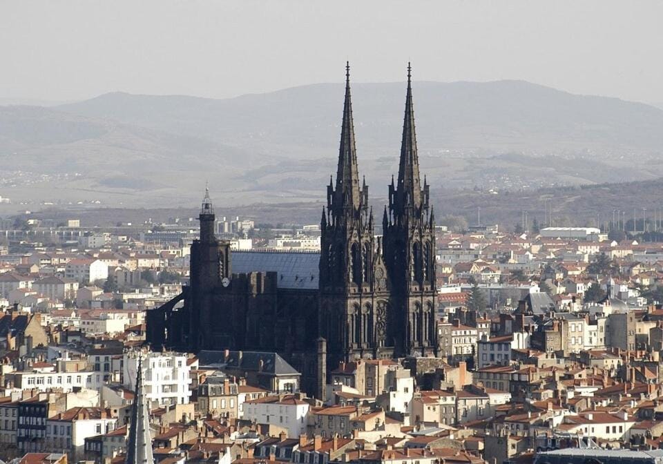 F1 avec vue dégagée, 6 m2 terrasse, Wi-Fi Apartment in Clermont-Ferrand