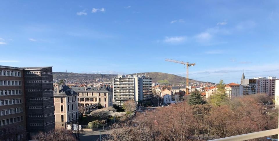 F1 avec vue dégagée, 6 m2 terrasse, Wi-Fi Apartment in Clermont-Ferrand