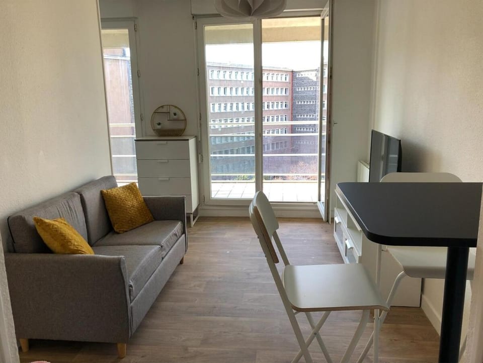 F1 avec vue dégagée, 6 m2 terrasse, Wi-Fi Apartment in Clermont-Ferrand
