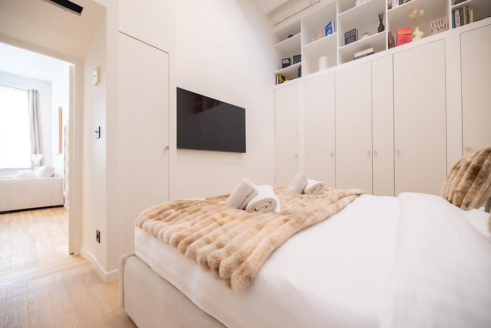 Bed, TV and multimedia, Photo of the whole room, Bedroom, towels, wardrobe