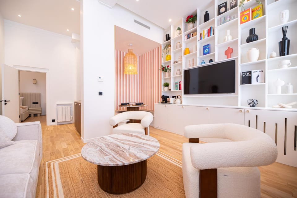 Bed, TV and multimedia, Living room, Photo of the whole room, Seating area, internet, air conditioner