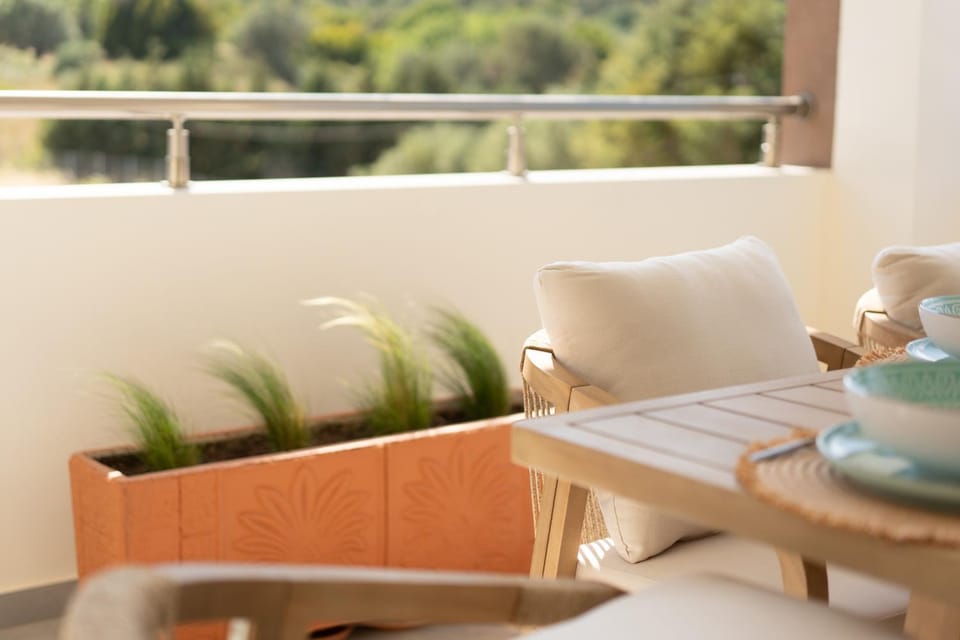 View (from property/room), Balcony/Terrace, Dining area