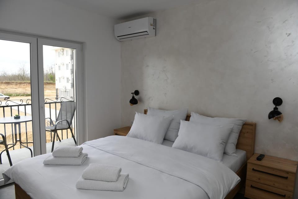 Bed, View (from property/room), Balcony/Terrace, Photo of the whole room, Bedroom, towels, air conditioner