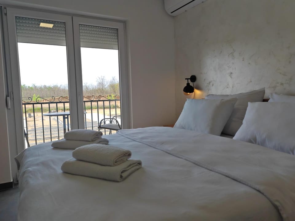 Bed, Photo of the whole room, Bedroom, towels