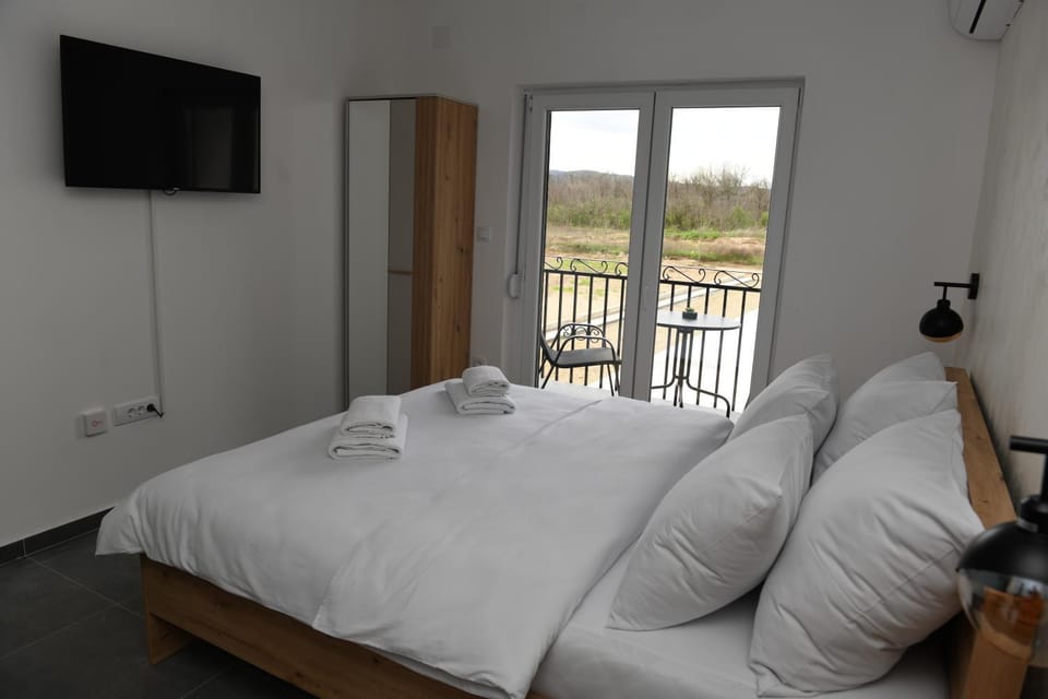 Bed, TV and multimedia, View (from property/room), Balcony/Terrace, Photo of the whole room, Bedroom, towels