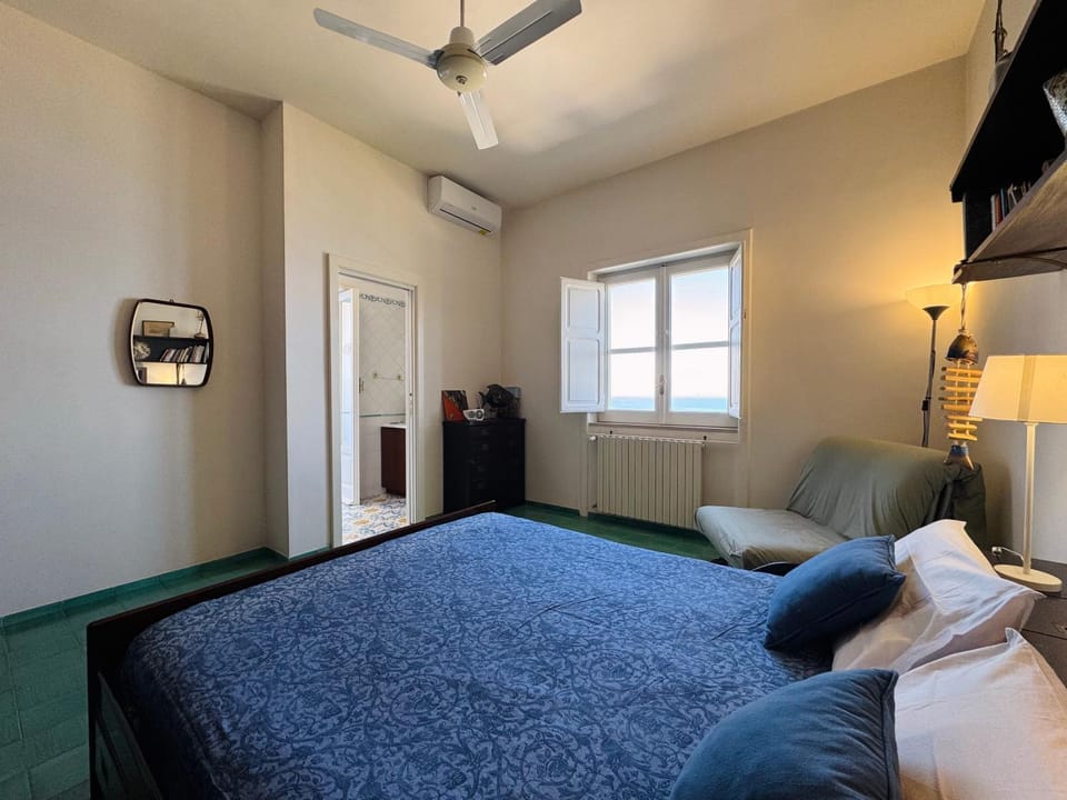 Bed, TV and multimedia, Photo of the whole room, air conditioner