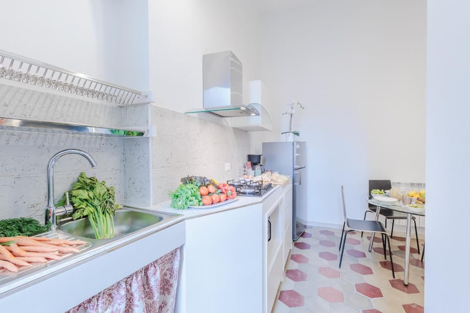 Kitchen or kitchenette, Food and drinks, Dining area, Food, stove